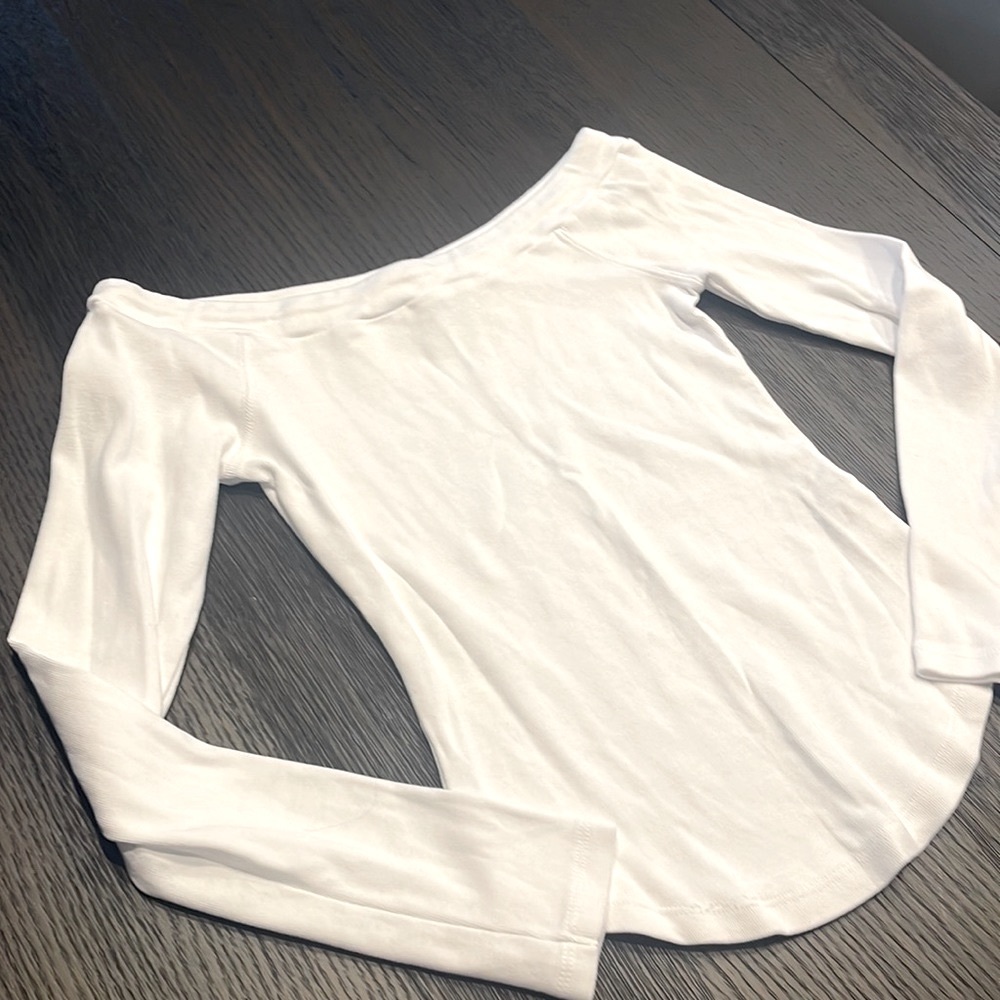 Frame cold shoulder top